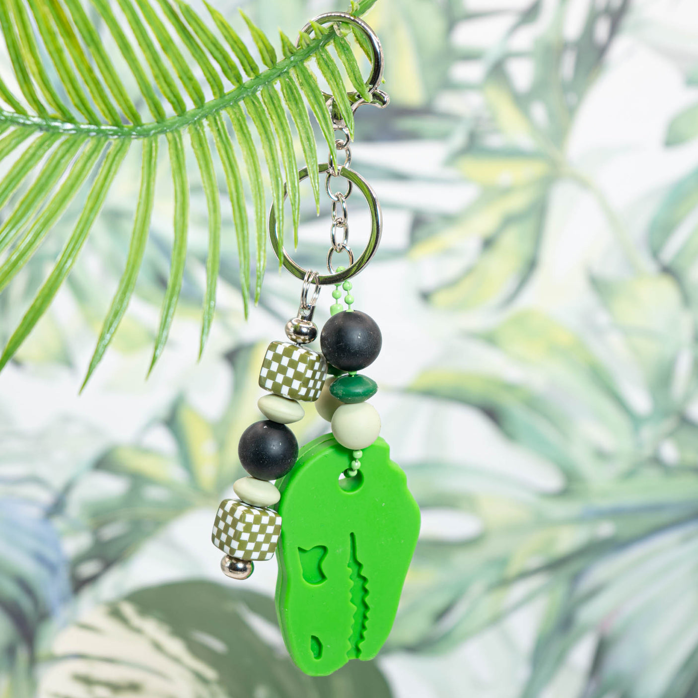 Add some prehistoric fun to your bags, purses, or backpacks with this Dinosaur-Shaped Silicone DIY keychain set