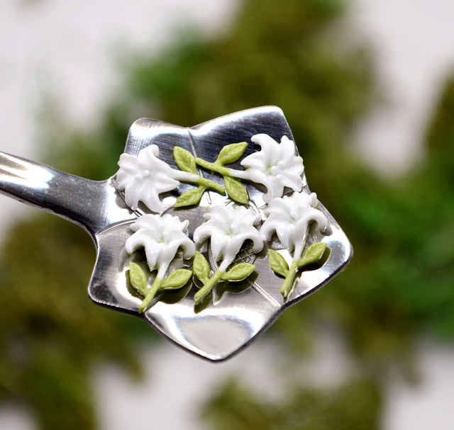 Itty Bitty White Lily Glue-On Embellishments