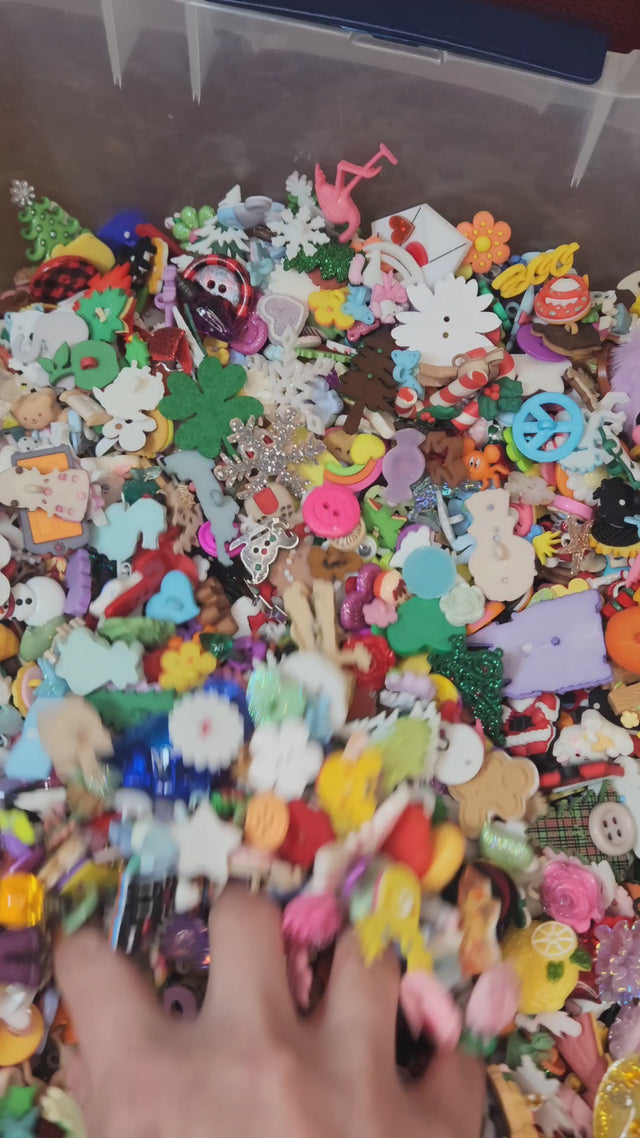 Buttons by the Pound Mystery Scoop, 500+ Pieces